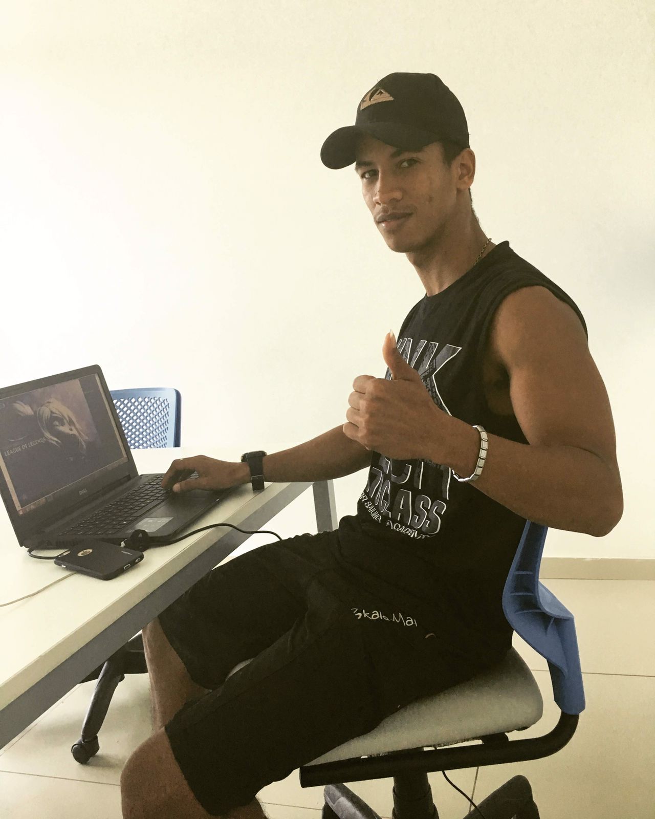 Ivison Sidney trabalhando no computador no início da trajetória com tráfego pago