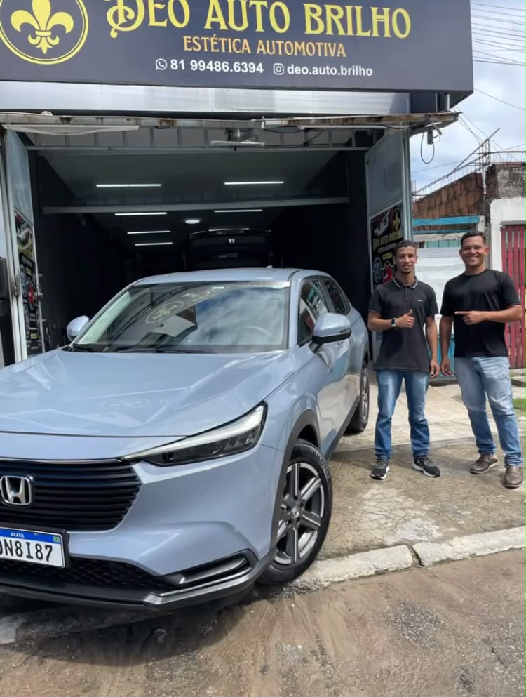 Ivison Sidney ao lado do cliente na loja Deo Auto Brilho, estética automotiva, com carro atendido em destaque